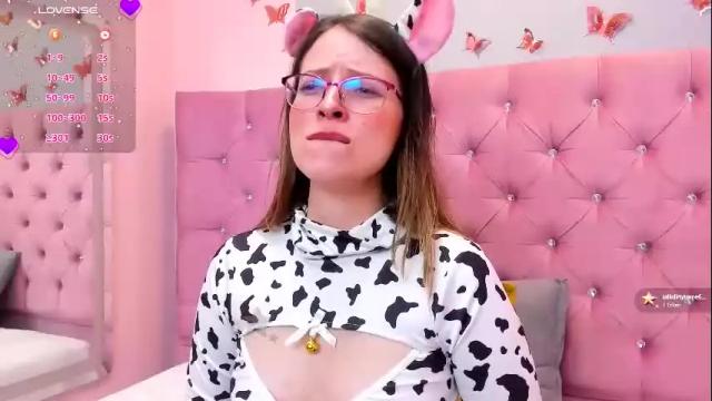 Image 3 of ambeerrwood_ Stream on Chaturbate on 1 month ago