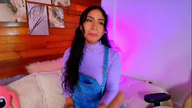 Image 4 of amber_curly Stream on Chaturbate on 5 months ago