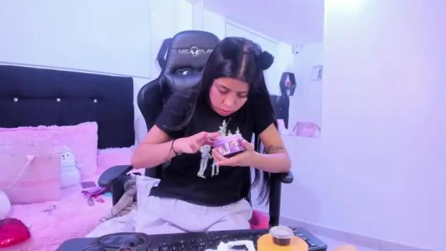 Image 3 of amber_hiill Stream on Chaturbate on 19 months ago