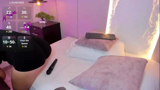 Image 2 of amber_white25 Stream on Chaturbate on 3 months ago