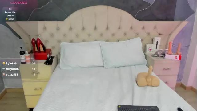 Image 3 of amberrgrey_ Stream on Chaturbate on 1 month ago