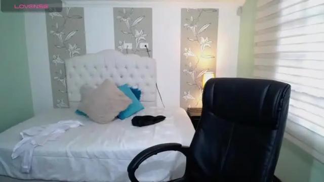 Image 7 of amell_thomson Stream on Chaturbate on 13 months ago