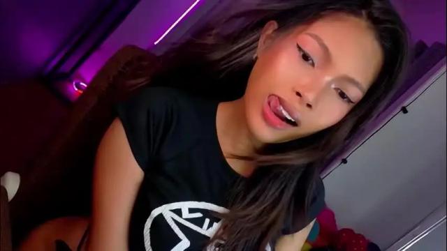 Image 2 of amor_prinsesa Stream on Chaturbate on 1 month ago