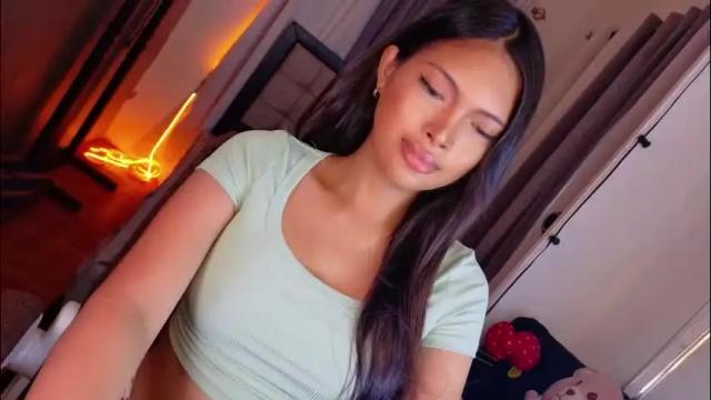 Image 4 of amor_prinsesa Stream on Chaturbate on 1 month ago