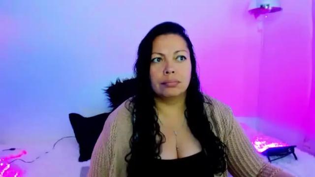 Image 4 of anahi_queen1 Stream on Chaturbate on 17 months ago