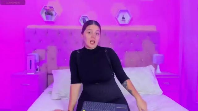 Image 4 of andreaandkarina Stream on Chaturbate on 14 months ago