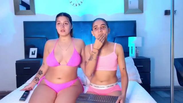Image 2 of andreaandkarina Stream on Chaturbate on 14 months ago