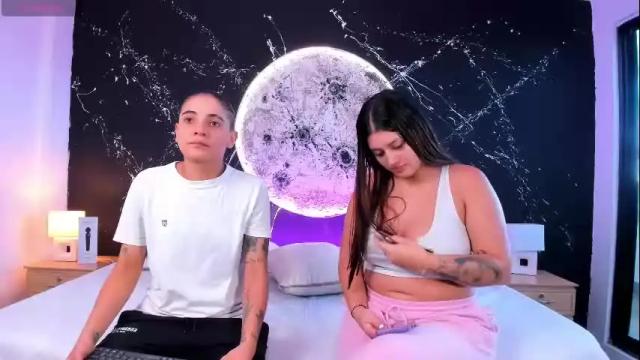 Image 3 of andreaandkarina Stream on Chaturbate on 1 month ago