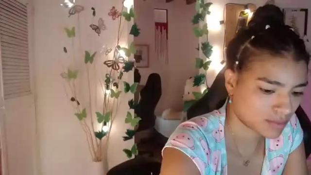 Image 8 of andreacollin Stream on Chaturbate on 14 months ago