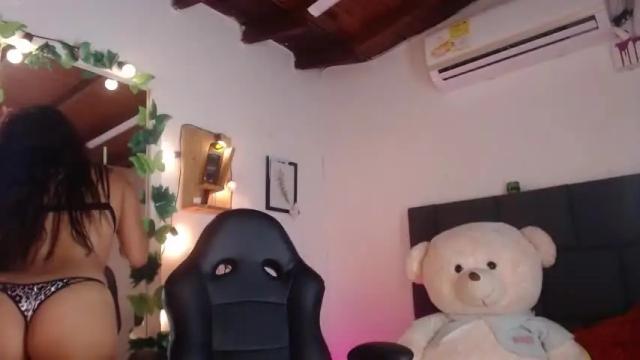 Image 11 of andreacollin Stream on Chaturbate on 14 months ago