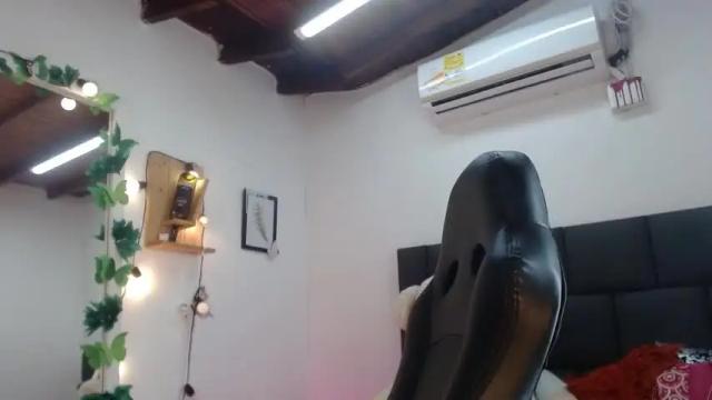 Image 3 of andreacollin Stream on Chaturbate on 14 months ago