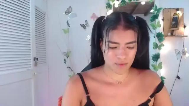 Image 7 of andreacollin Stream on Chaturbate on 13 months ago