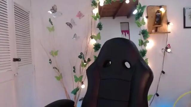 Image 2 of andreacollin Stream on Chaturbate on 13 months ago