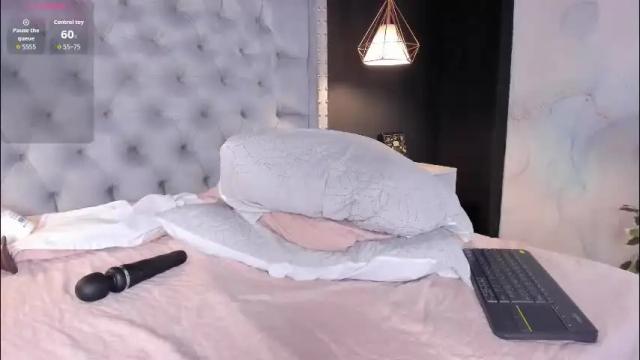 Image 11 of angeline_blake Stream on Chaturbate on 9 days ago