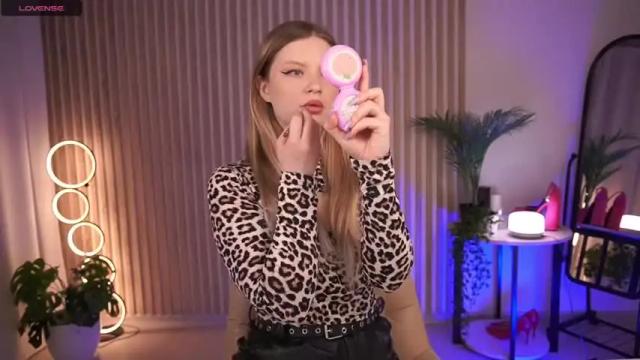 Image 2 of annamei_misa Stream on Chaturbate on 13 months ago