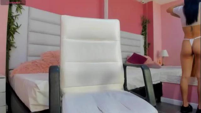 Image 2 of aphril_newt Stream on Chaturbate on 7 months ago