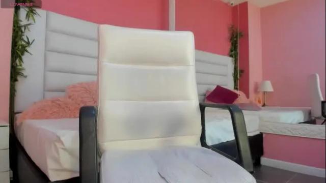 Image 3 of aphril_newt Stream on Chaturbate on 7 months ago