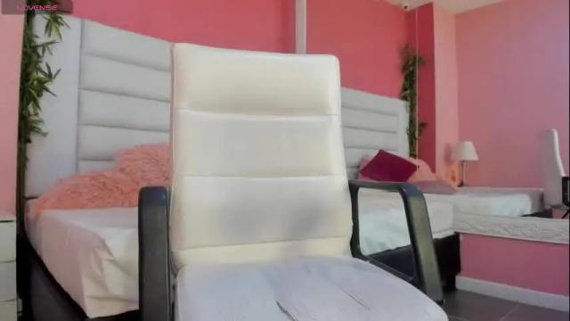 Image 4 of aphril_newt Stream on Chaturbate on 7 months ago