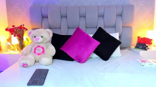 Image 2 of apriilevans Stream on Chaturbate on 12 months ago
