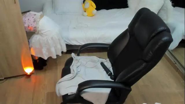 Image 12 of aprildubois_ Stream on Chaturbate on 3 months ago