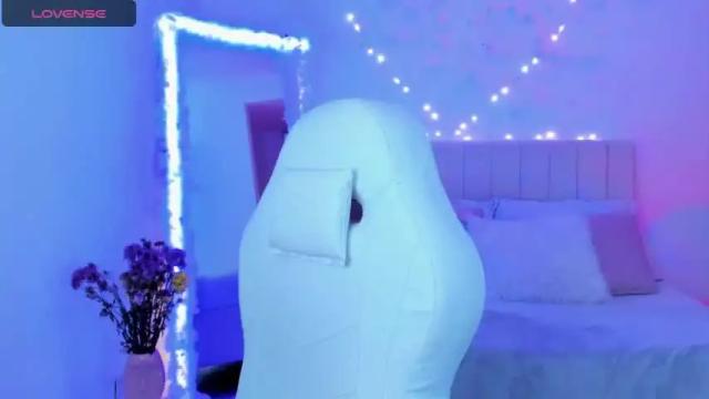 Image 4 of aprillholly Stream on Chaturbate on 19 months ago