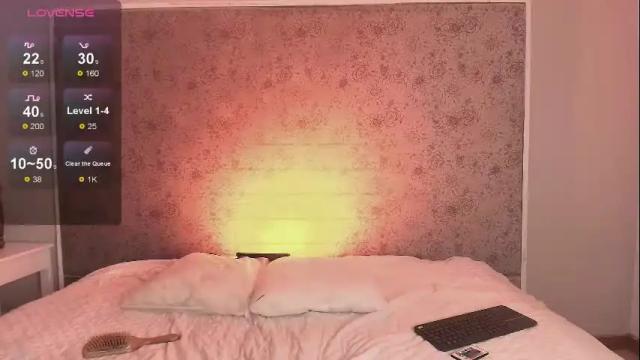 Image 2 of ari_sunshine Stream on Chaturbate on 2 months ago