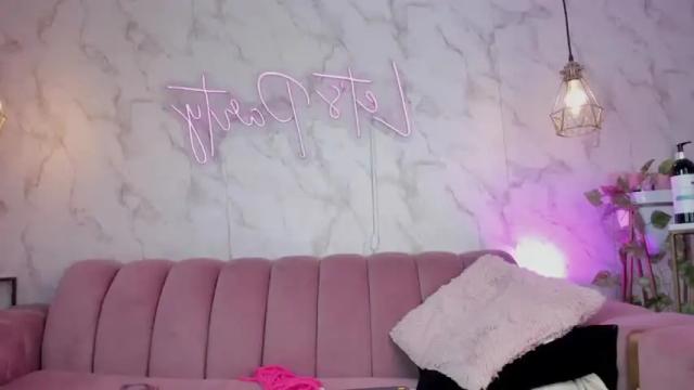 Image 3 of ariah_moont Stream on Chaturbate on 16 months ago