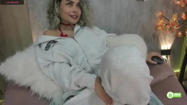 Image 3 of ariana_valdirii Stream on Chaturbate on 13 months ago