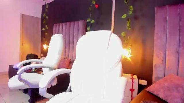 Image 3 of ariannacurve Stream on Chaturbate on 12 months ago