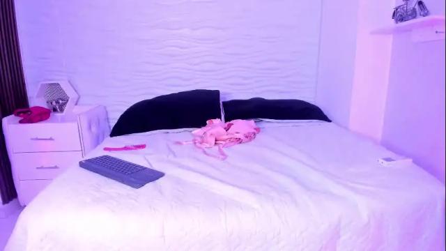 Image 2 of ariannaroux_ Stream on Chaturbate on 1 month ago
