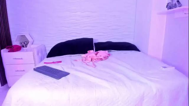Image 3 of ariannaroux_ Stream on Chaturbate on 1 month ago