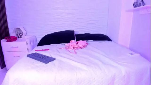 Image 4 of ariannaroux_ Stream on Chaturbate on 1 month ago