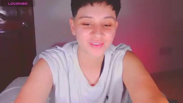 Image 4 of arontroy Stream on Chaturbate on 16 months ago