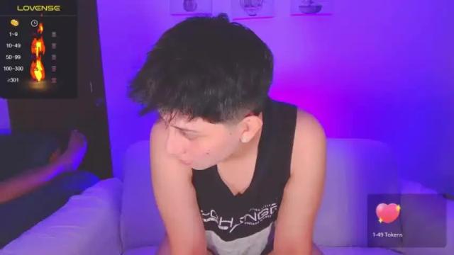 Image 8 of arontroy Stream on Chaturbate on 15 months ago