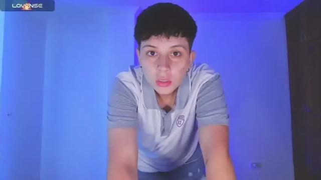 Image 3 of arontroy Stream on Chaturbate on 17 months ago