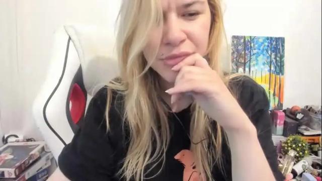 Image 2 of artsyandcraftsy_ Stream on Chaturbate on 21 days ago