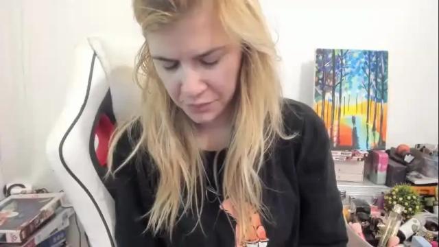 Image 3 of artsyandcraftsy_ Stream on Chaturbate on 21 days ago