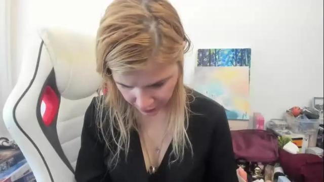Image 3 of artsyandcraftsy_ Stream on Chaturbate on 12 days ago