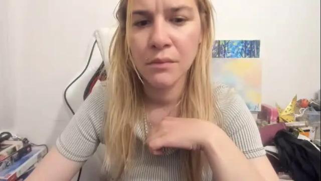 Image 3 of artsyandcraftsy_ Stream on Chaturbate on 9 days ago