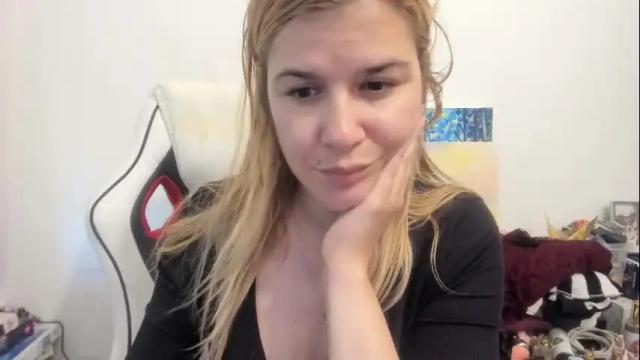 Image 2 of artsyandcraftsy_ Stream on Chaturbate on 6 days ago