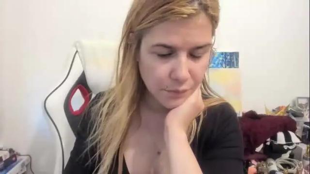 Image 3 of artsyandcraftsy_ Stream on Chaturbate on 6 days ago