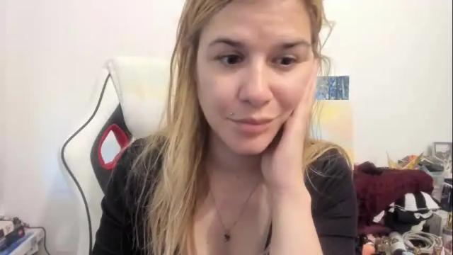 Image 4 of artsyandcraftsy_ Stream on Chaturbate on 6 days ago