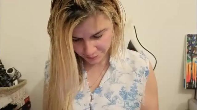 Image 3 of artsyandcraftsy_ Stream on Chaturbate on 1 month ago