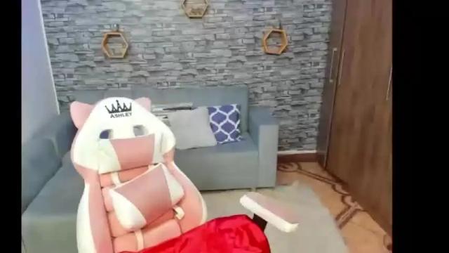 Image 4 of ashleygzles Stream on Chaturbate on 19 months ago