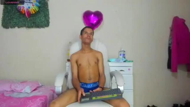 Image 6 of ashlleyandlucas Stream on Chaturbate on 15 months ago