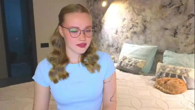 Image 3 of aurora_golden Stream on Chaturbate on 1 month ago