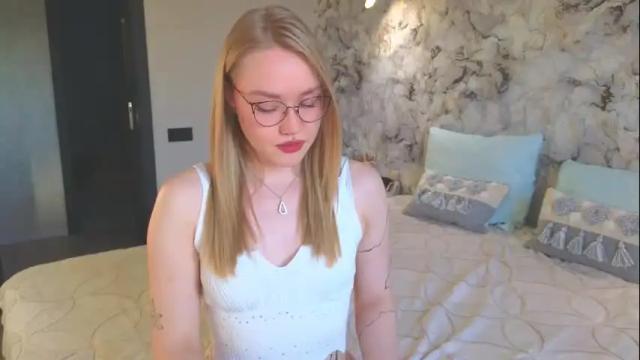 Image 12 of aurora_golden Stream on Chaturbate on 1 month ago