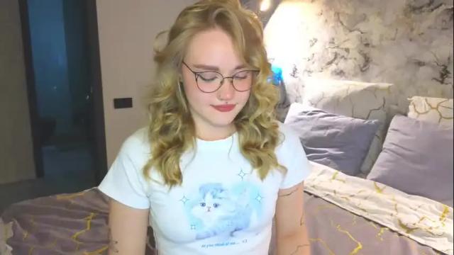 Image 10 of aurora_golden Stream on Chaturbate on 17 days ago