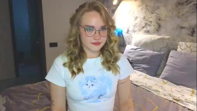 Image 12 of aurora_golden Stream on Chaturbate on 17 days ago