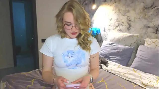 Image 7 of aurora_golden Stream on Chaturbate on 17 days ago